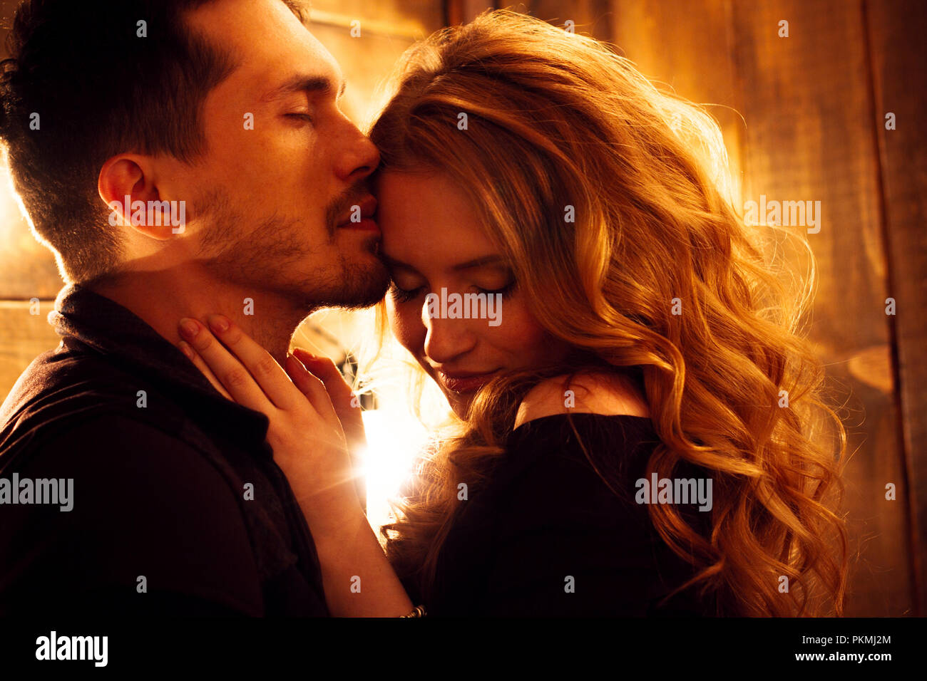 Beautiful couple in love hugging contre l'arrière-plan de feux lumineux. Studio photo portrait d'une jeune fille blondes et un mec avec des cheveux courts. Valentin Banque D'Images