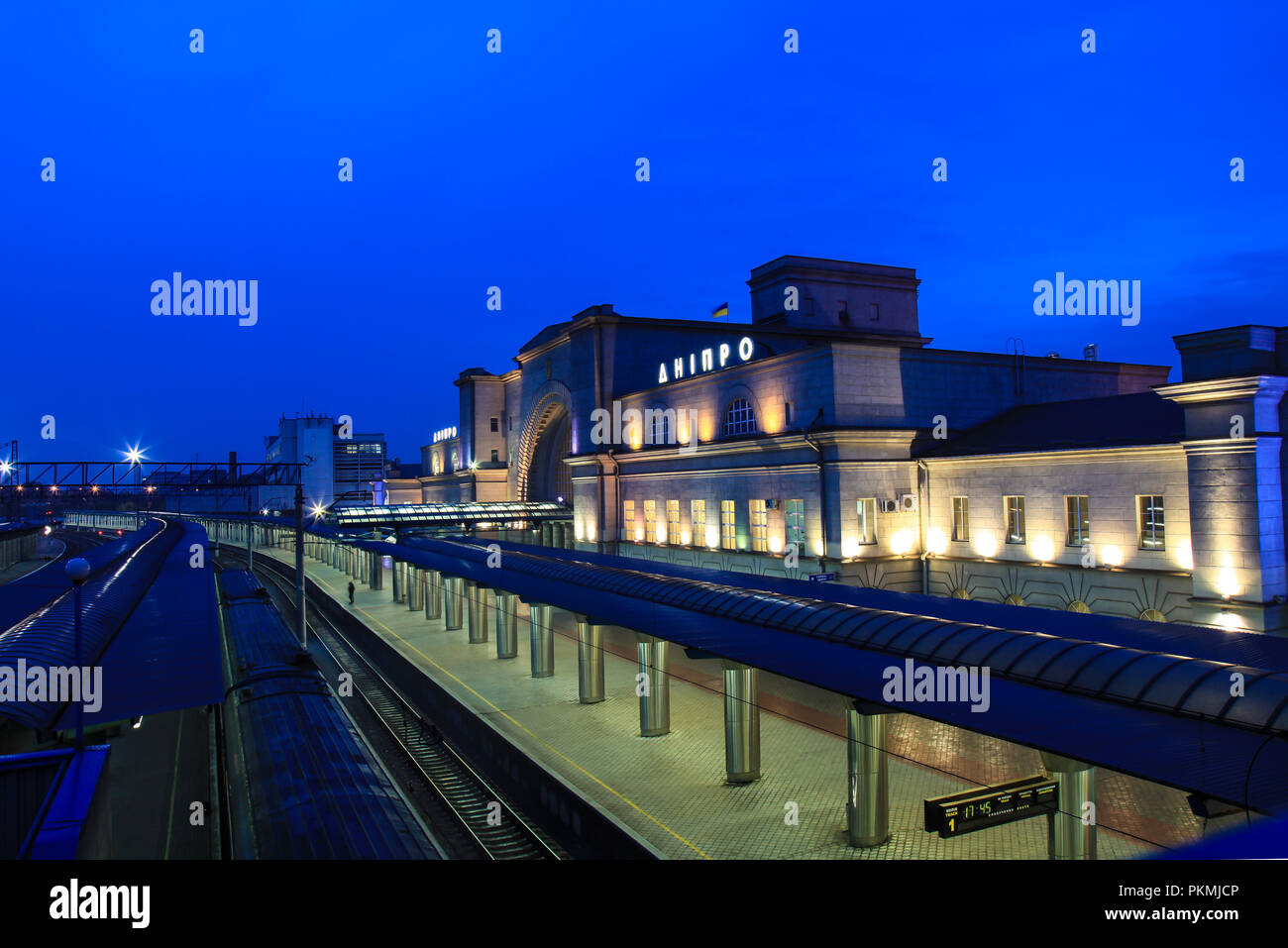La plate-forme et la construction de la gare avec l'inscription "nipro' dans la ville de Dnipropetrovsk dans la nuit. Dnepr, Wien, Autriche Banque D'Images
