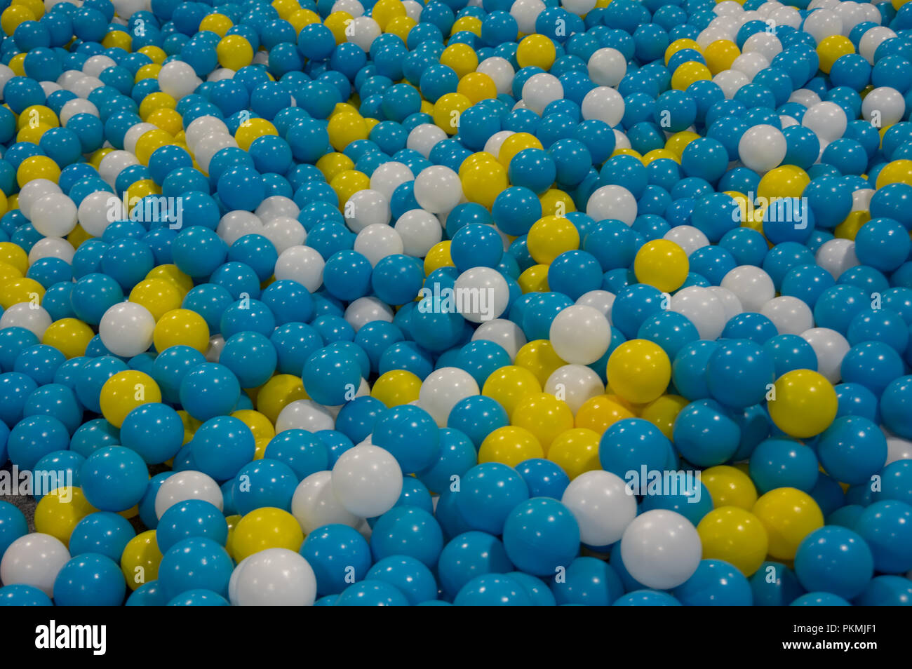 Arrière-plan avec des boules en plastique de couleur rouge, jaune et bleu moyen. Photos créé le choix, la concurrence, les idées de conception, bureau ... c'est des jouets pour ki Banque D'Images