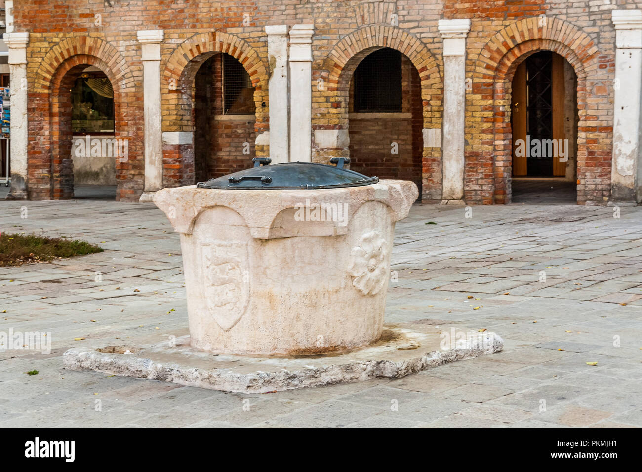 Ancien puits en Sotoportego de ghetto, le Ghetto Juif de Venise, Italie. Banque D'Images