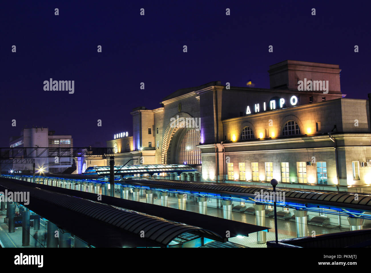 La plate-forme et la construction de la gare avec l'inscription "nipro' dans la ville de Dnipropetrovsk dans la nuit. Dnepr, Wien, Autriche Banque D'Images