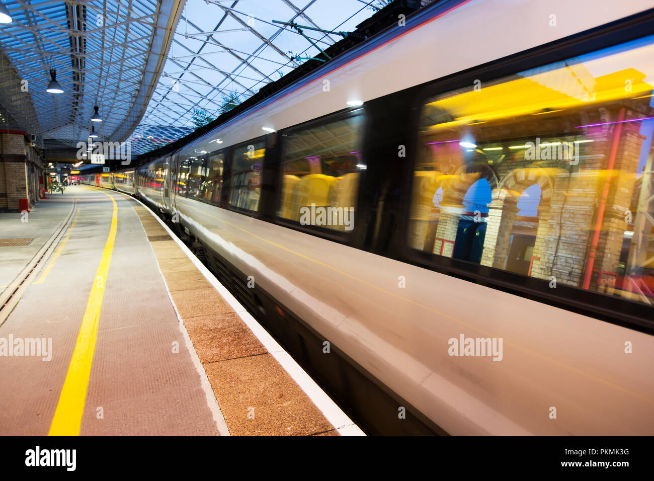 Un train à la gare de Crewe vierge, Cheshire, Royaume-Uni. Banque D'Images