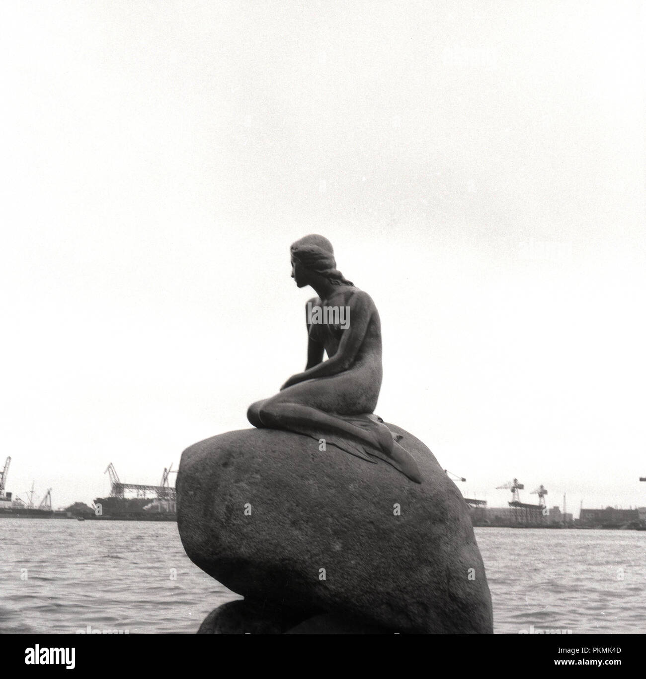 Années 1950, historiques, la sculpture de bronze par Edvard Eriksen,'Le Petit Mermiad' dans le port, à Langelinie, Copenhague, Danemark. Construit en 1913 et basée sur un personnage d'un conte du même nom de Hans Christian Andersen. Banque D'Images