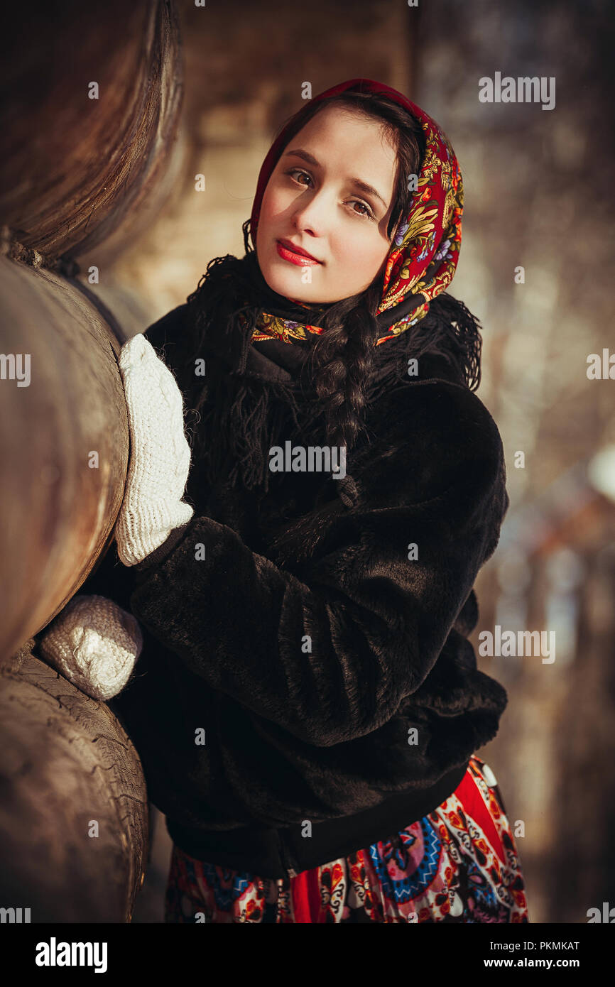 Femme Russe Belle Dans La Robe Et Le Manteau De Fourrure En Hiver Pres De La Vieille Cabane Fille Avec Foulard Sur Sa Tete Pres D Un Log Home Photo Stock Alamy
