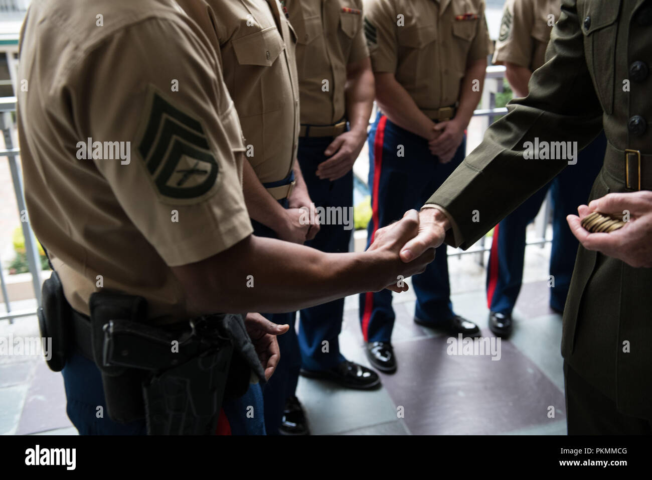 La ville de Mexico, Mexique. 13 Sep, 2018. U.S. Marine Corps général Joe Dunford, chef d'état-major interarmées, se réunit avec les gardes de sécurité maritime à l'ambassade des États-Unis à Mexico, Mexique, le 13 septembre 2018. (DoD Photo par le sgt de l'armée américaine. James K. McCann) US Joint le personnel par globallookpress.com : Crédit personnel interarmées des États-Unis/Fédération de regarder/ZUMA/Alamy Fil Live News Banque D'Images