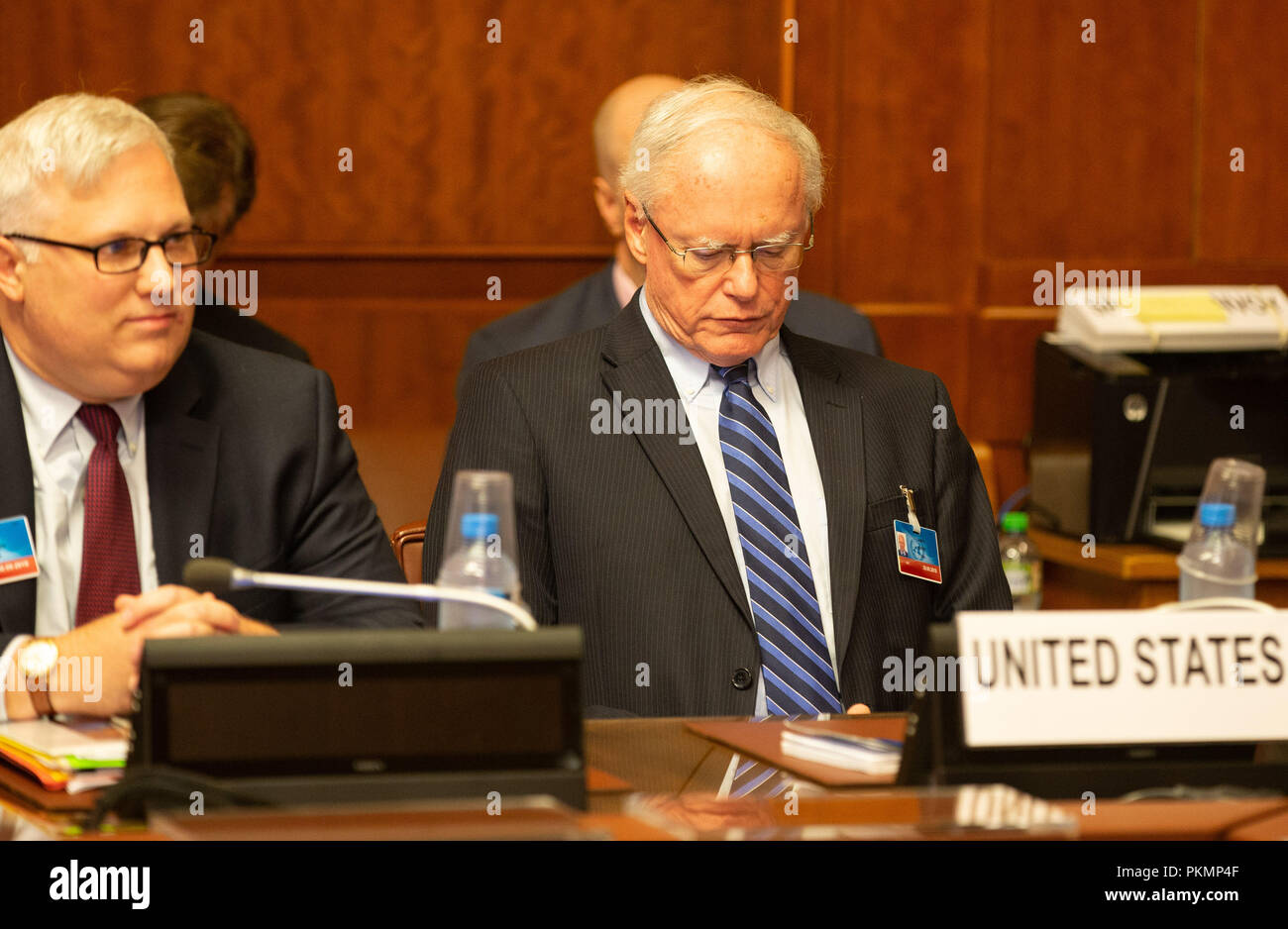 (180914)-- GENÈVE, 14 septembre 2018 (Xinhua) -- l'envoyé spécial américain pour la Syrie James Jeffrey (R) assiste à une réunion, au cours des consultations sur la Syrie, au siège européen des Nations Unies à Genève, Suisse, le 14 septembre 2018. Des représentants de l'Égypte, la France, l'Allemagne, la Jordanie, l'Arabie saoudite, le Royaume-Uni et les États-Unis, a rencontré l'Envoyé spécial des Nations Unies du Secrétaire général pour la Syrie sur la discussion de la situation en Syrie, le vendredi. (Xinhua/Piscine/Xu Jinquan) Banque D'Images