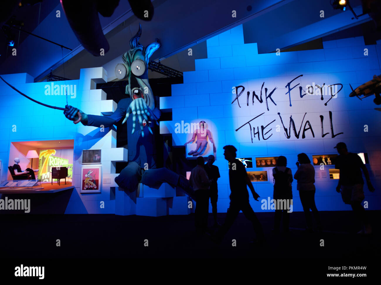 14 septembre 2018, Berlin, Dortmund, une réplique de la scène de Pink Floyd's tour "Le Mur" est exposée dans le soi-disant 'Dortmunder U' dans l'exposition 'l'exposition de Pink Floyd". L'exposition, conçue à Londres avec des membres du groupe, ne s'affiche à Dortmund dans la région de langue allemande. Il s'ouvre dans la soirée et sera ouverte au public du samedi. Photo : Bernd Thissen/dpa Banque D'Images