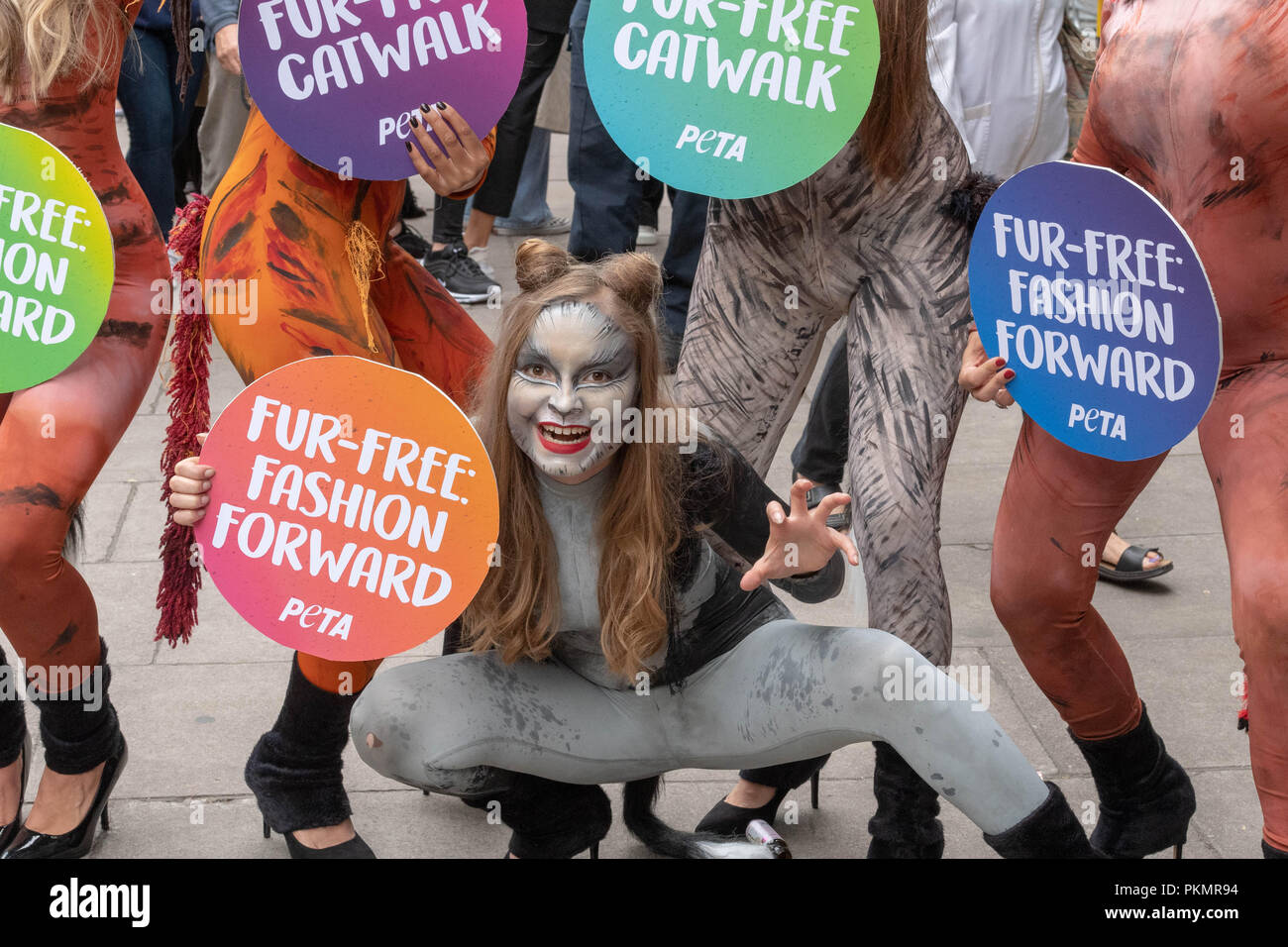 14 septembre 2018 Londres, London Fashion Week PETA les manifestants dans des tenues cat célébrer une 'Absence' la semaine de la mode, Ian Davidson Crédit/Alamy Live News Banque D'Images