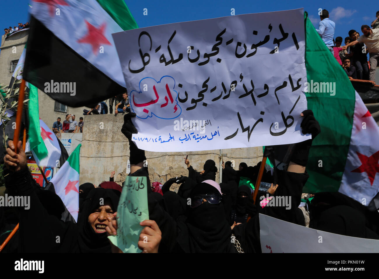 Idlib, en Syrie. 14 septembre 2018 - Près de 200 manifestations ont eu lieu aujourd'hui dans le nord de la Syrie dans les zones sous le contrôle de l'opposition syrienne, en particulier dans la ville d'Idlib. Les manifestants ont arboré les drapeaux de la révolution en Syrie et a exigé la renversé du régime syrien et la libération des détenus de prisons du gouvernement. Credit : ZUMA Press, Inc./Alamy Live News Banque D'Images