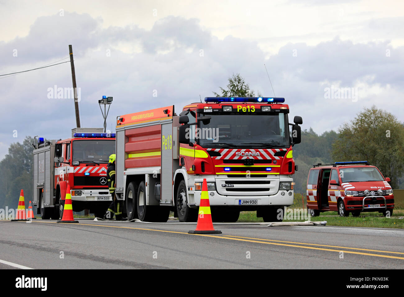 Salo, Finlande. 14 septembre, 2018. Un incendie détruit 5 000 mètres carrés d'espaces de production et de bureau fabricant bougie finlandais Kynttila-Tuote Oy. 200 tonnes de kérosène a brûlé dans l'immeuble, qui a généré des toxiques, la fumée dense et les résidents dans la région immédiate ont été évacués. La propagation du feu à l'entrepôt a été bloqué. Credit : Taina Sohlman/ Alamy Live News Banque D'Images