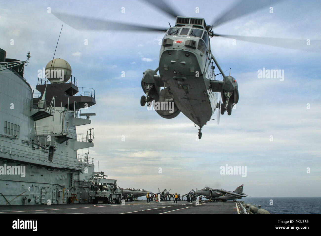 L'image de fichier La Royal Navy l'ASaC Sea King MK 7 sont à faire un dernier passage aérien sur le Sud Ouest de l'Angleterre le 18 septembre 2018 pour marquer la fin de quarante-neuf ans de service avec la Fleet Air Arm 849 AN ont piloté les Bourne Air version d'alerte précoce des Sea King depuis 1982 montre un hélicoptère Sea King en 2005 HMS Illustrious abaourd Banque D'Images