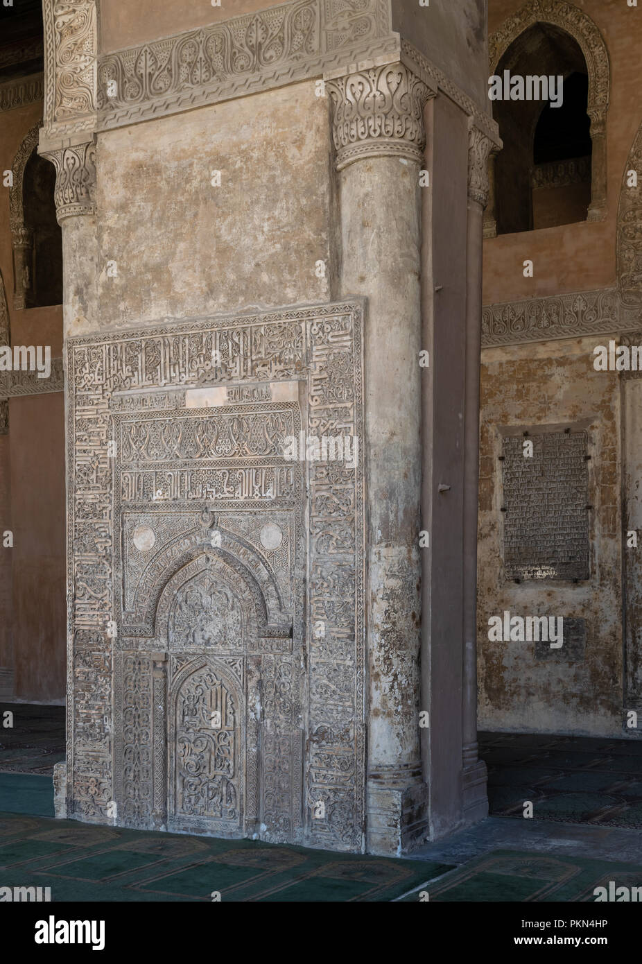 Mur en pierre gravée avec motifs floraux et de calligraphies en face de la première pierre de la mosquée Ahmed Ibn Tulun gravé avec texte formation Banque D'Images