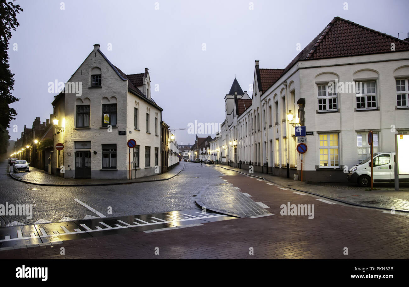 Gand, Belgique - 05 septembre 2018 : Ancienne maison de brique avec reliefs sur le mur et le petit magasin avec les clients avec une porte rouge sur Septembre 05, 2018. Banque D'Images