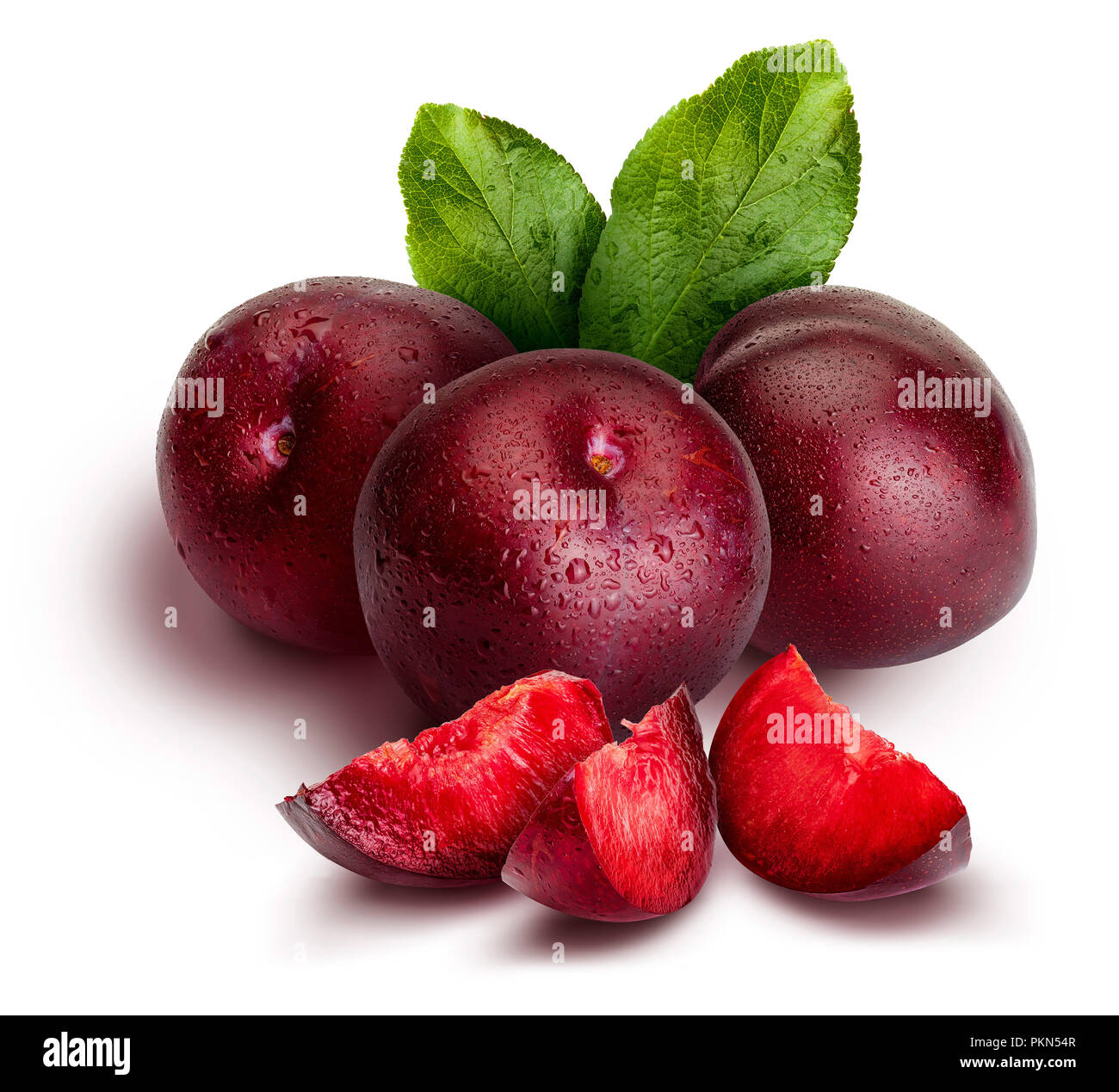 Sain et appétissant prunes rouges, entières et coupées en segments avec un aspect de l'illustration. Comprend des feuilles de prunier. Isolé sur blanc retour Banque D'Images