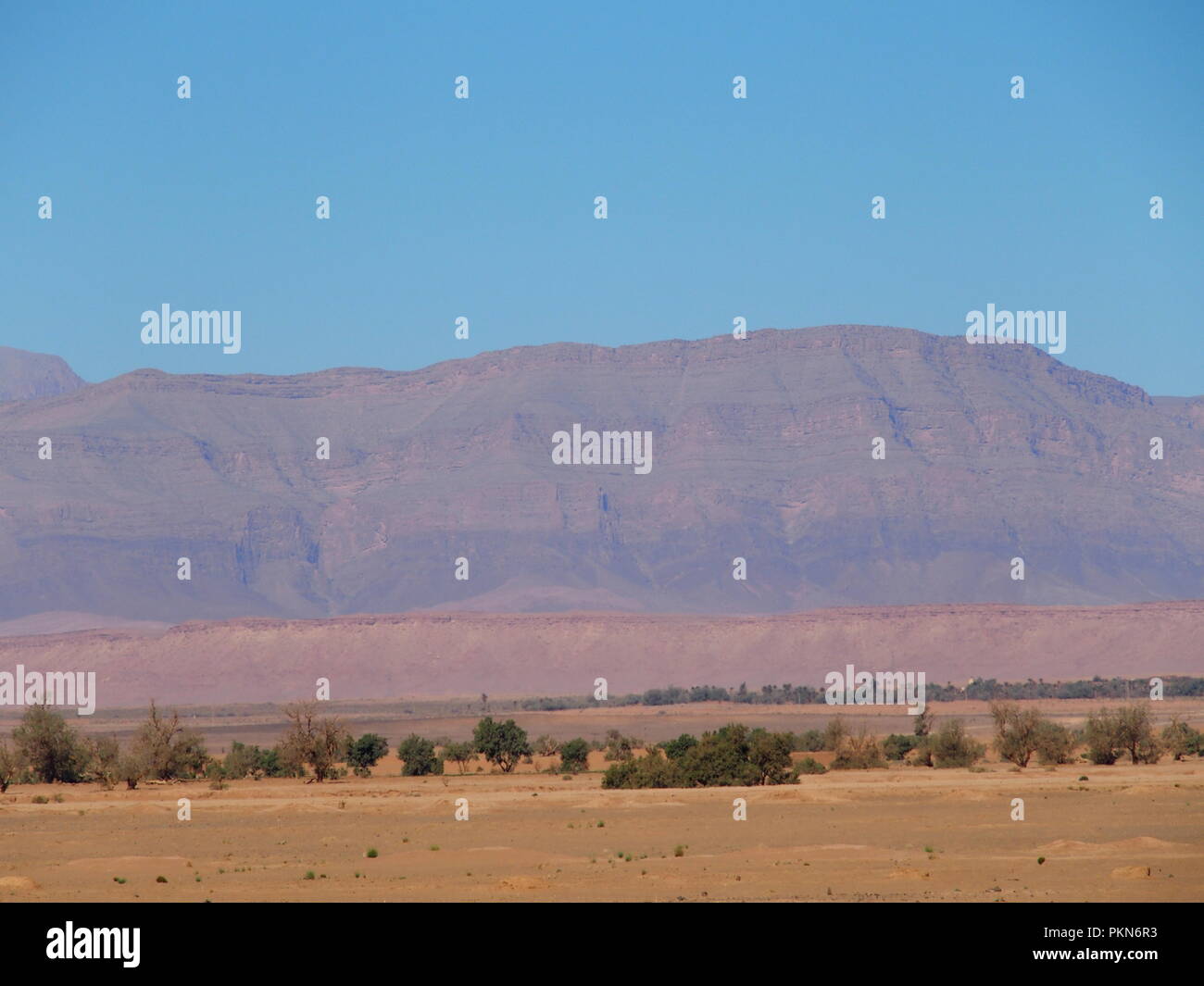 Vue calme du désert de sable au Haut Atlas, Maroc paysages gamme vu de l'emplacement de l'Afrique près de Erfoud village avec ciel bleu clair en 2017 Banque D'Images