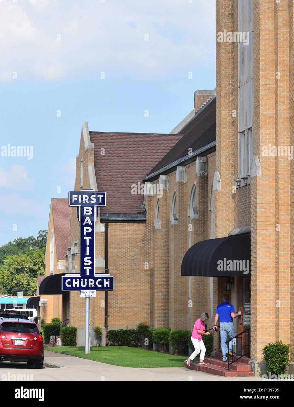 Les gens entrent dans une grande église dans une petite ville du Texas Banque D'Images