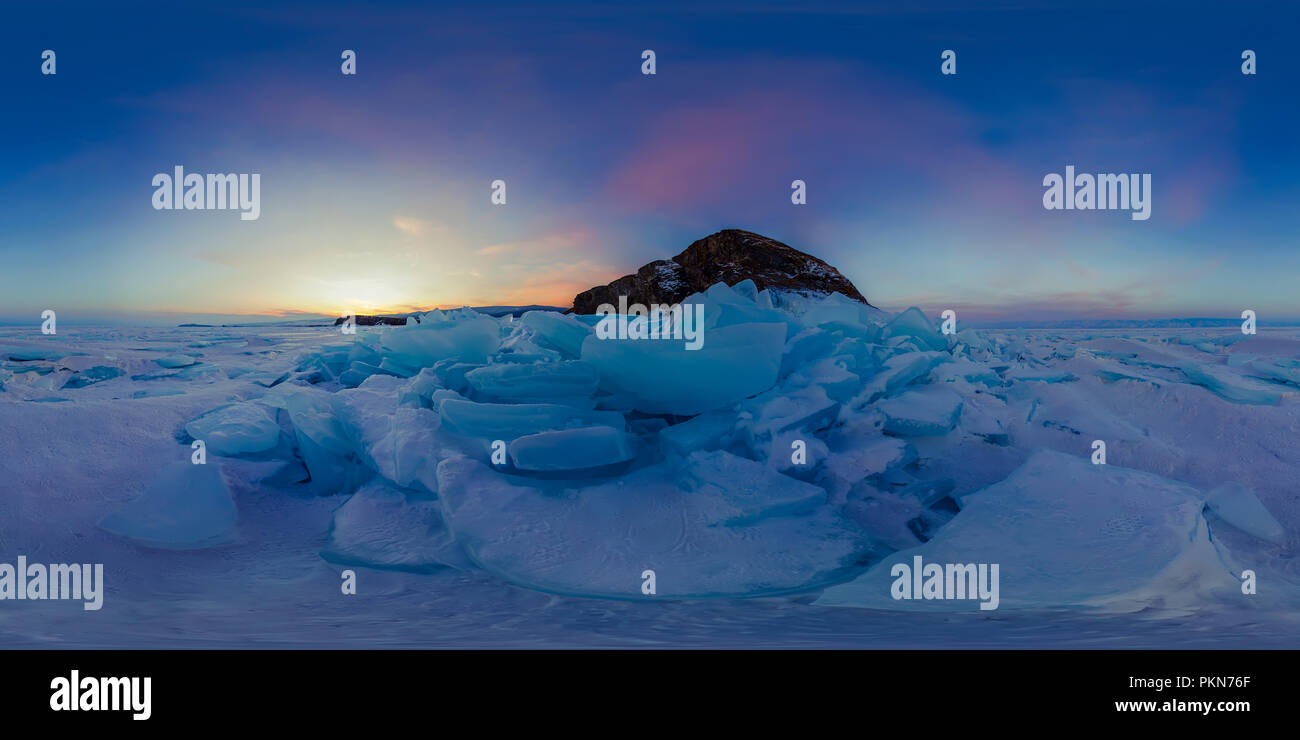 Dawn violet de buttes de glace sur le Lac Baïkal sur l'île d'Olkhon. Vr sphérique 360 degrés vue panoramique Banque D'Images
