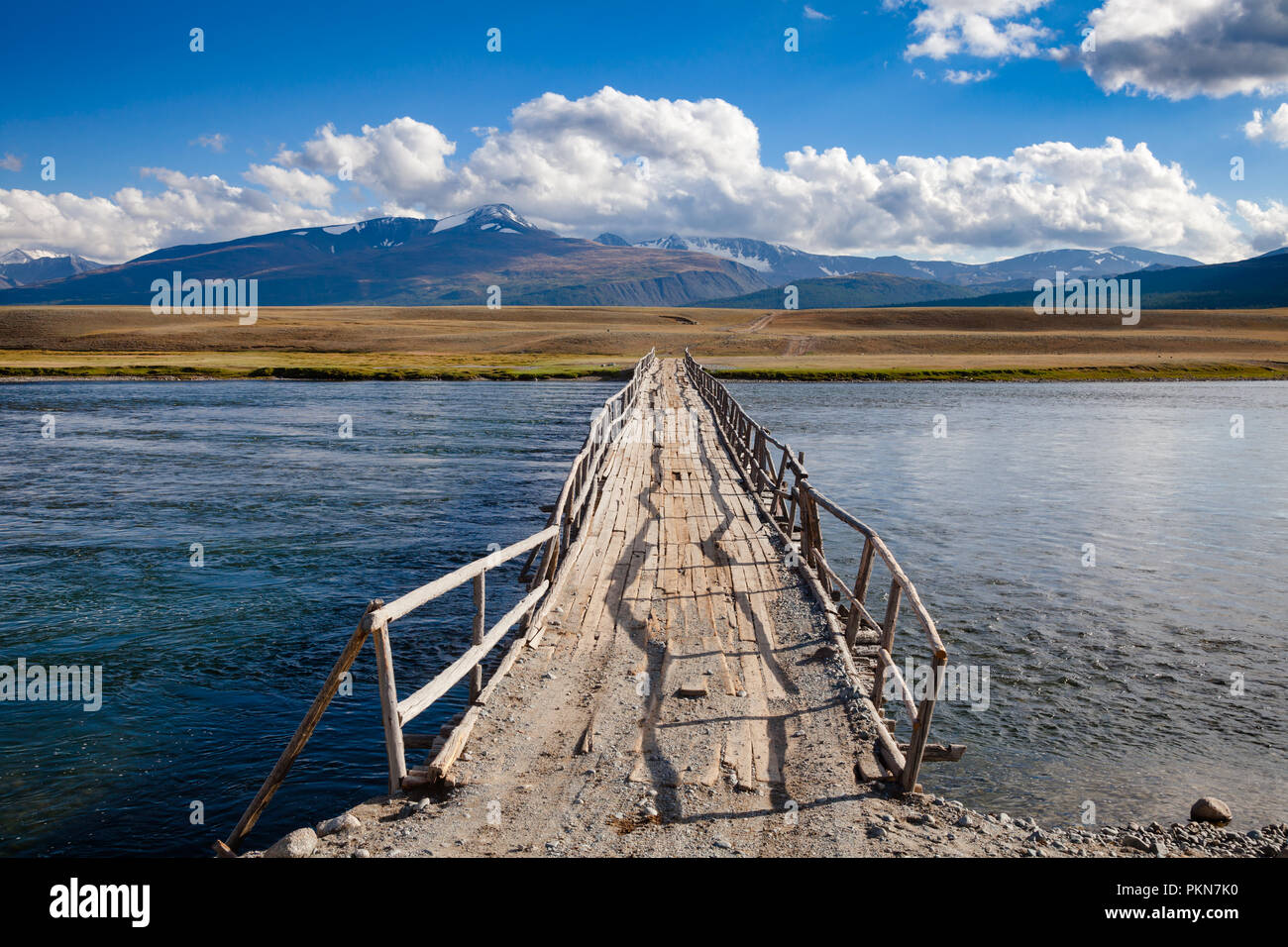 Shabby pont de bois sur une rivière avec des montagnes en arrière-plan, les montagnes de l'Altaï, dans l'ouest de la Mongolie Banque D'Images