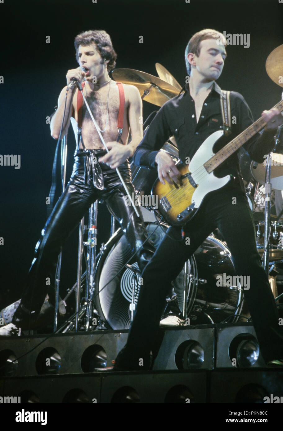 Pays-Bas - JANVIER 29 : AHOY photo de LA REINE, Freddie Mercury, John Deacon et Brian May sur scène (photo Gijsbert Hanekroot) Banque D'Images