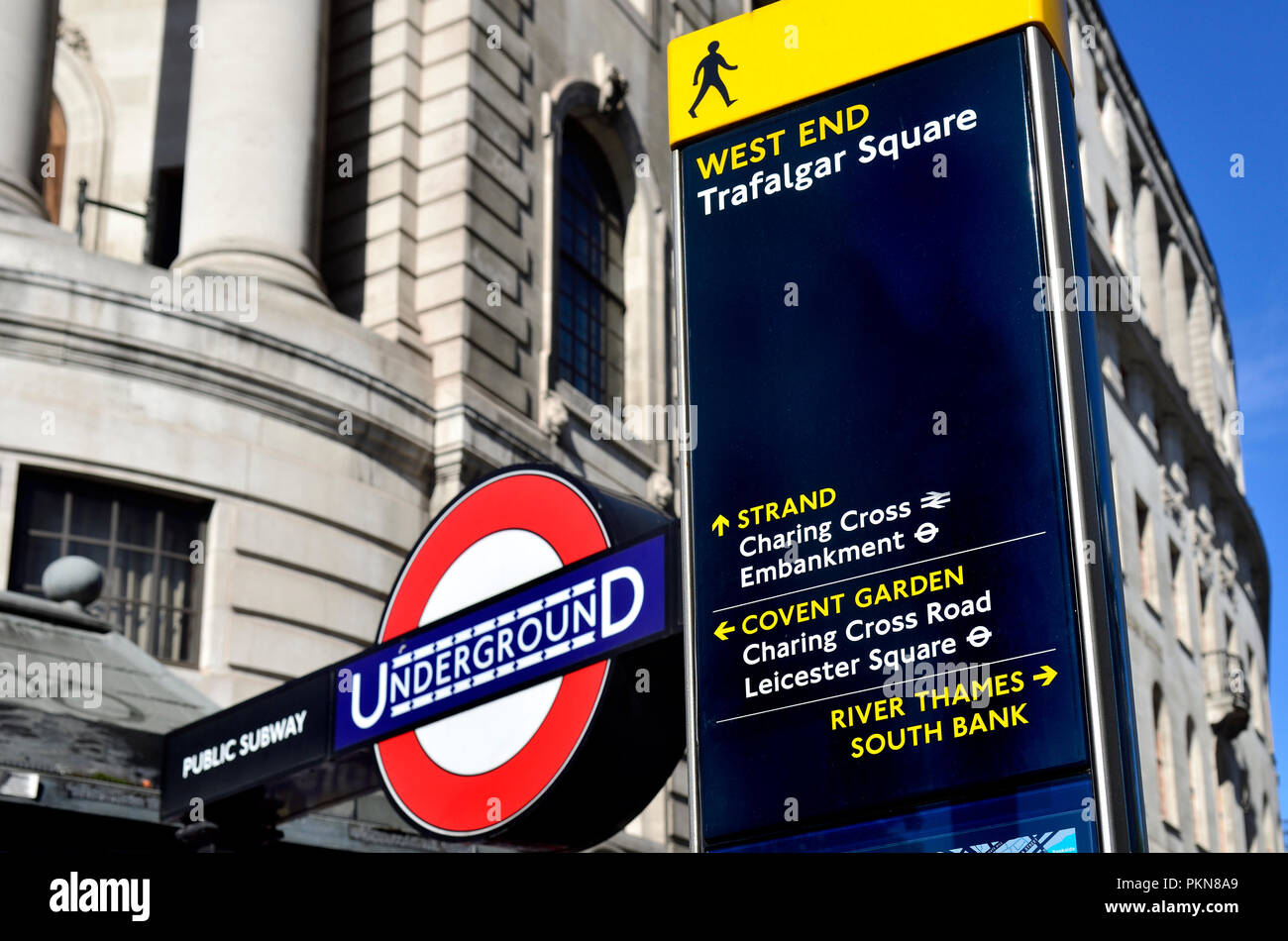 Informations touristiques sur Signer et de la station de métro (Charing Cross) à Trafalgar Square, Londres, Angleterre, Royaume-Uni. Banque D'Images