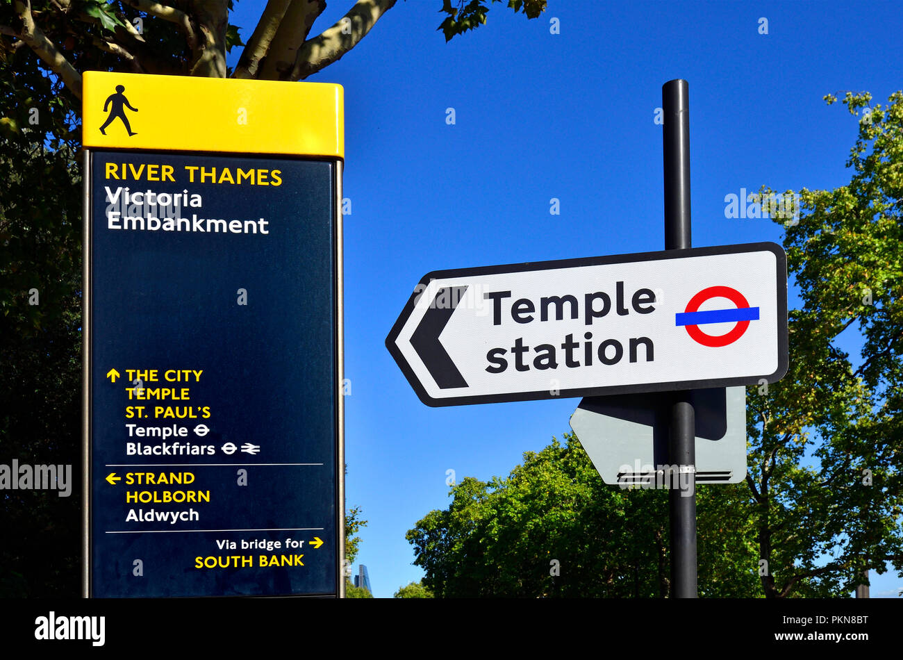 Informations touristiques sur Signer par Temple Station, Victoria Embankment, London, England, UK. Banque D'Images