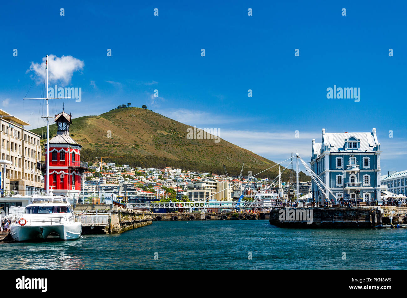 Les vieux bâtiments dans le port de Cape Town, Afrique du Sud avec derrière la ville de Signal Hill Banque D'Images