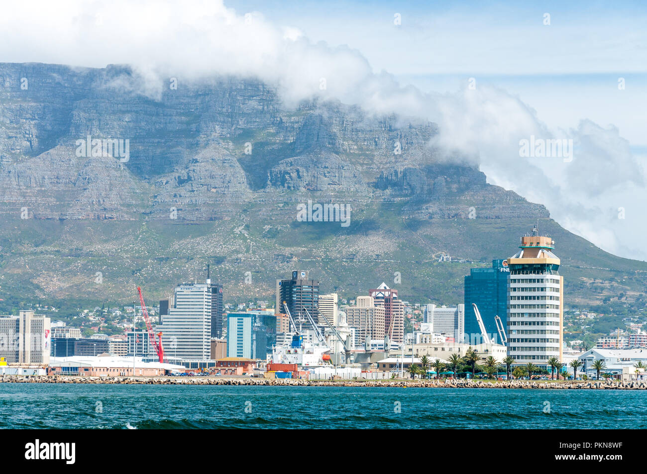 Les bâtiments de la ville du Cap avec un nuage enshrouded Table Mountain en Afrique du Sud Banque D'Images