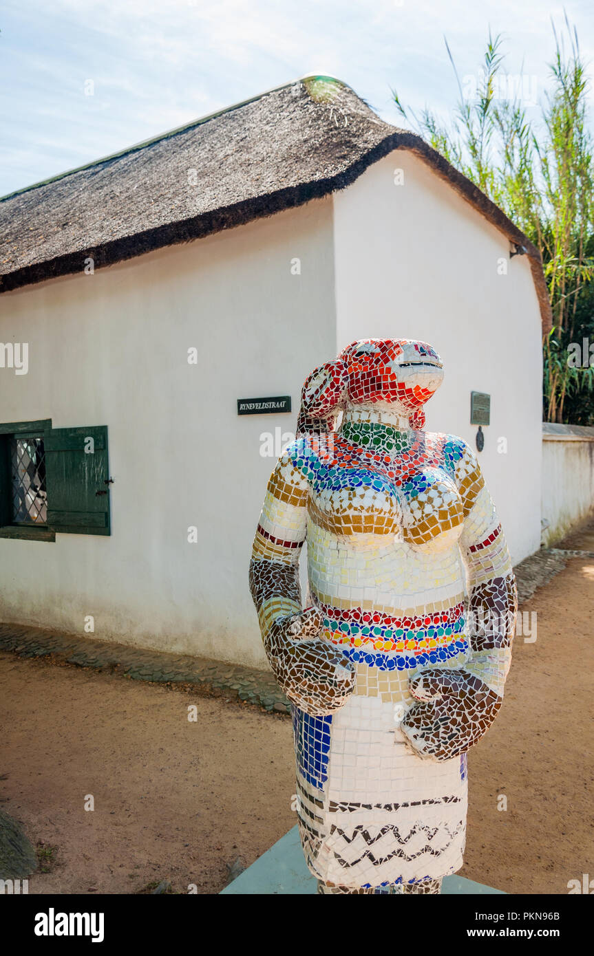 Mosaïque d'une statue d'une femme lapin hybride dans Stellenbosch, Afrique du Sud Banque D'Images