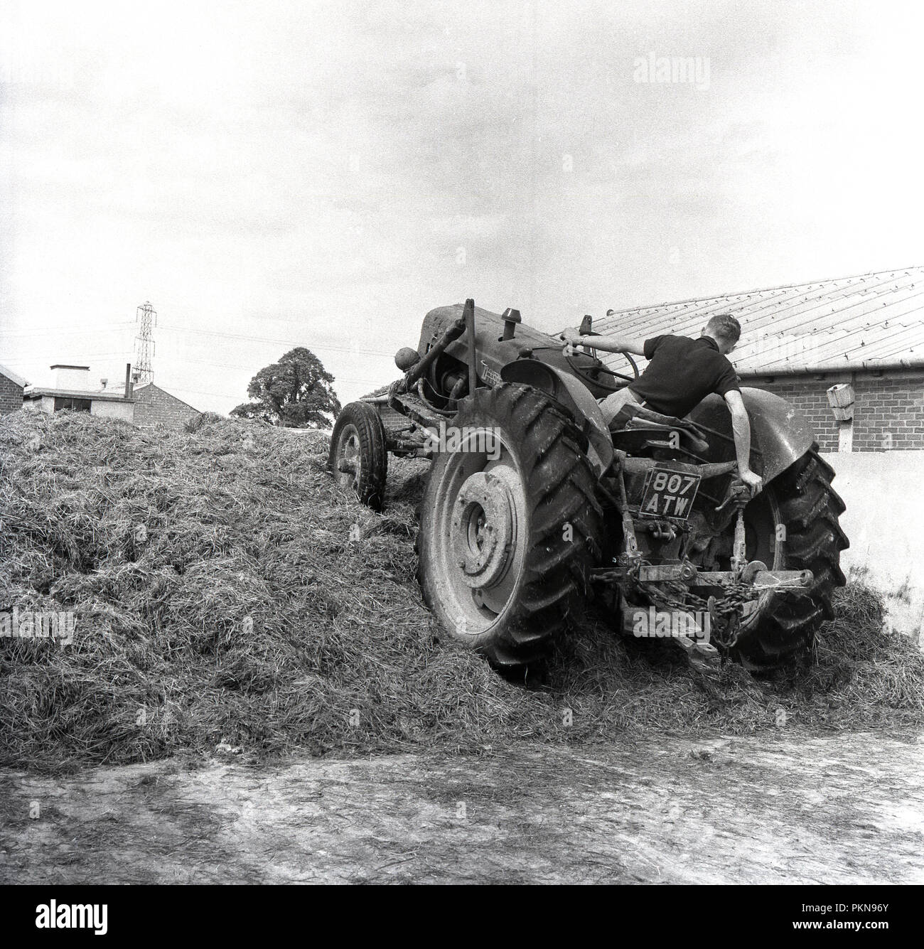 Tracteur agricole Banque de photographies et d'images à haute résolution -  Alamy