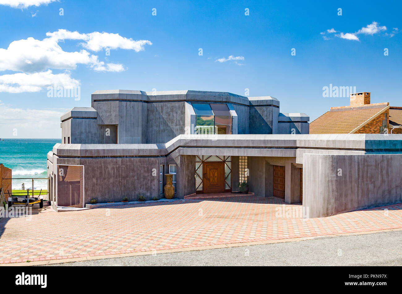 Stark gris béton grande maison moderne à Mossel Bay, Afrique du Sud Banque D'Images