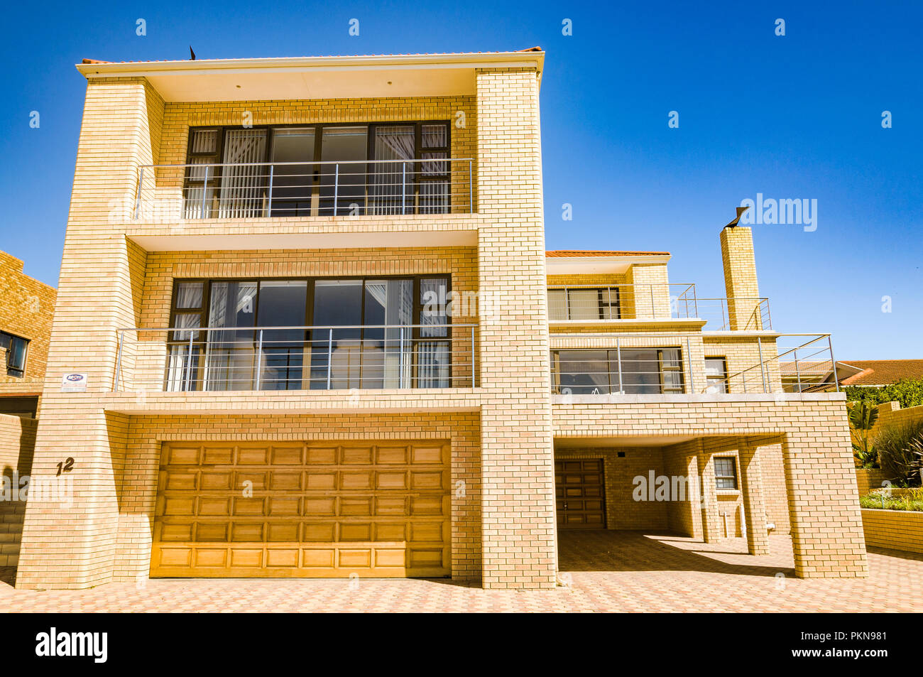 Maison moderne en brique jaune stark à Mossel Bay, Afrique du Sud Banque D'Images