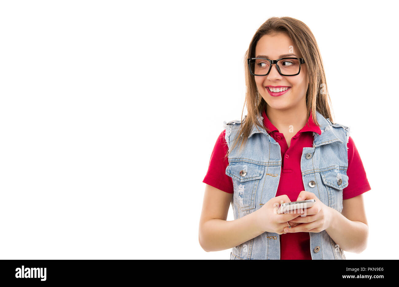 Jeune femme au chat flirty lunettes via SMS en utilisant smartphone et à l'écart isolé sur fond blanc Banque D'Images