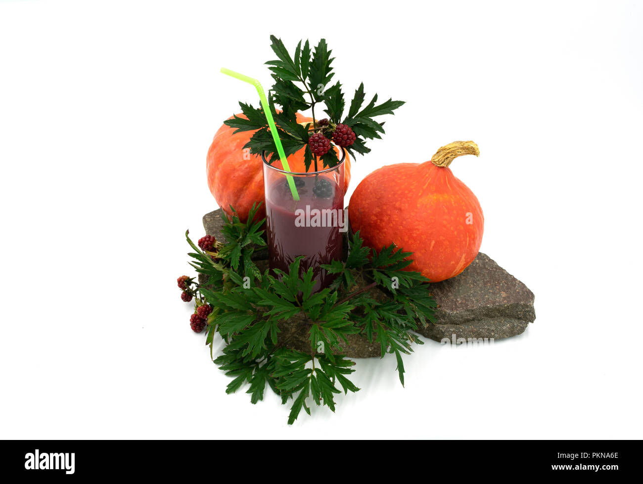 Smoothie aux petits fruits avec des mûres et de citrouille sur les pierres. Studio shot in front of white background. Banque D'Images Smoothie aux petits fruits avec des mûres et de citrouille sur les pierres. Studio shot in front of white background. Banque D'Images