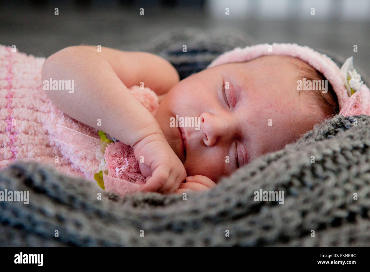 Sleeping Newborn Girl Sur Un Fond Rose Photoshoot Pour Le Nouveau Ne Jours A Partir De La Naissance Le Portrait D Une Belle Sept Jours Naissance Bebe Fille Photo Stock Alamy