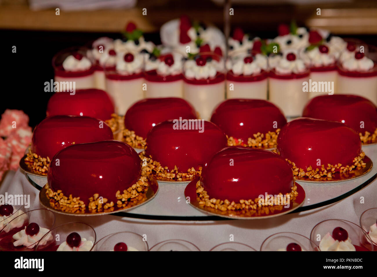 Gateau A La Mode Decore De Musc Red Mirror Glaze Concept De La Saintvalentin Photo Stock Alamy
