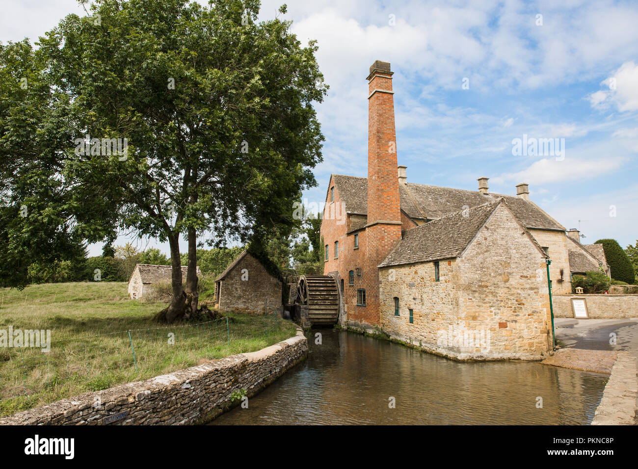 Un paysage de l'eau historique Mill Museum et la cheminée dans le pittoresque village de Lower Slaughter dans les Cotswolds, Royaume-Uni Banque D'Images