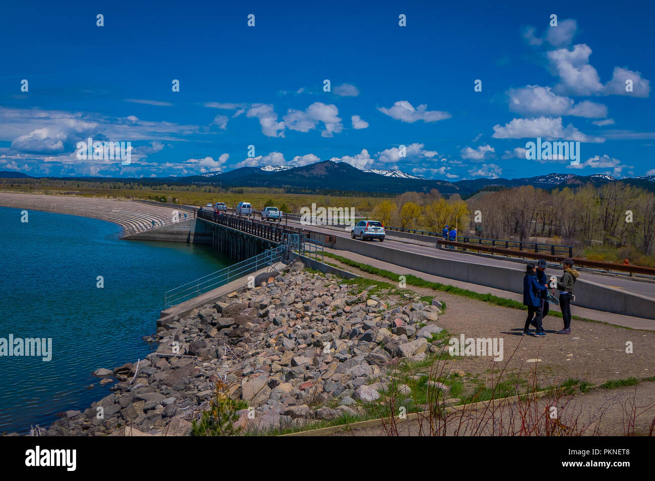 YELLOWSTONE, Montana, USA 24 mai 2018 : vue extérieure de personnes non identifiées, la marche et prendre des photos dans la rue près du barrage sur le lac Jackson réservoir dans le Grand Teton National Park Banque D'Images