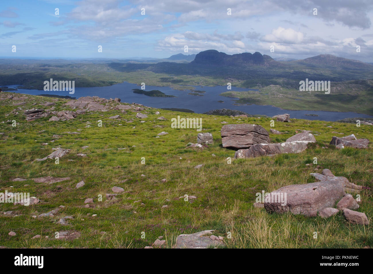 Une vue à partir de la moitié du chemin jusqu'à l'égard Suilven Stac Pollaidh mountain dans la distance entre forêt Inverpolly Banque D'Images