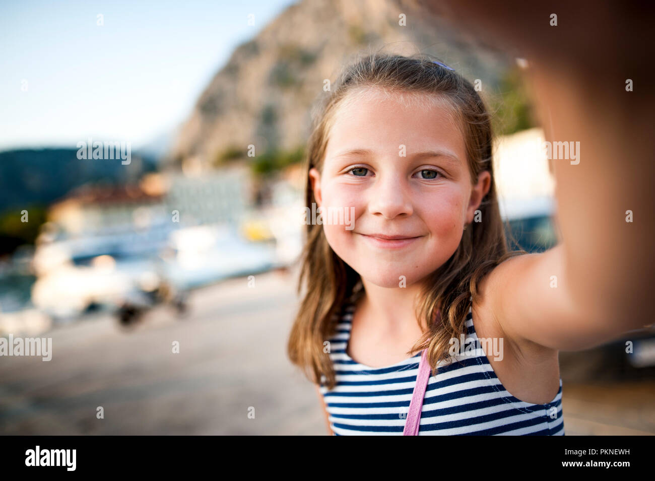 Self Portrait of young smiling girl dans un port en Croatie Banque D'Images