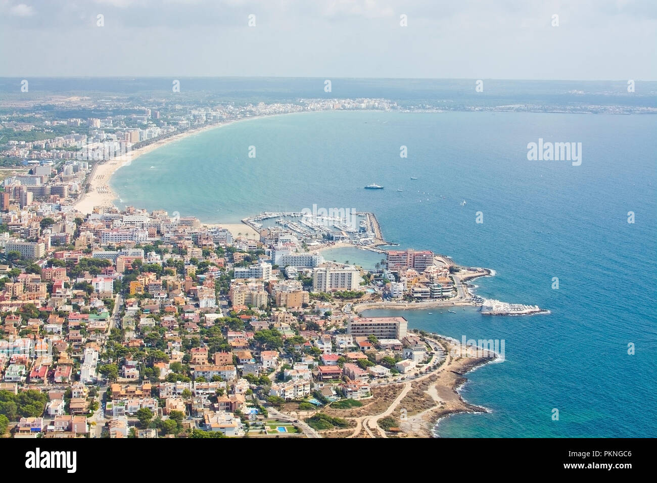 Vue aérienne sur la plage Playa de Palma et de la Méditerranée à Mallorca, Espagne. Banque D'Images