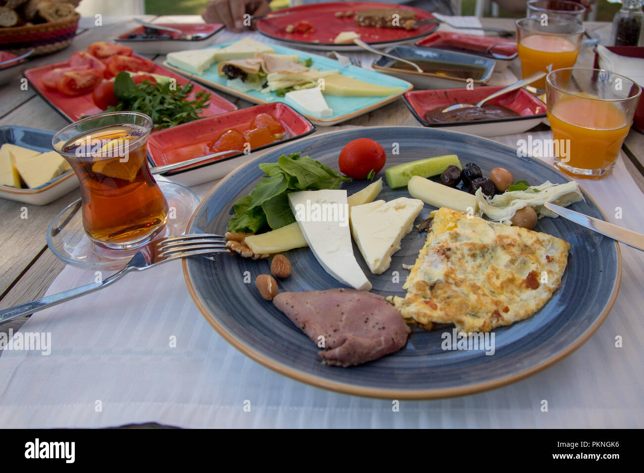 Petit-déjeuner préparé sur la table de bois, fromages, confitures, tomates, concombre, la viande fumée, du beurre, du miel, des olives, des pains Banque D'Images