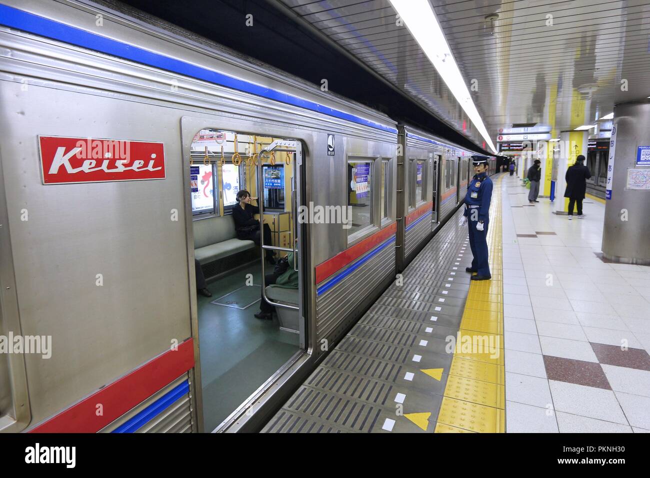 TOKYO, JAPON - 30 NOVEMBRE 2016 : Les hommes conseil au train Keisei Oshiage gare à Tokyo, Japon. Keisei Electric Railway exploite 152 km de chemin de fer lin Banque D'Images