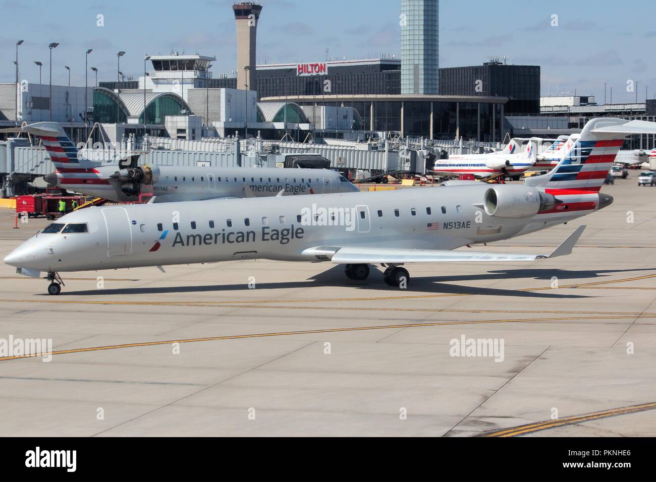 CHICAGO, États-unis - 1 avril 2014 : American Airlines Canadair CRJ-700 taxis après l'atterrissage à l'aéroport O'Hare de Chicago. Avec 106 millions de personnes en Banque D'Images