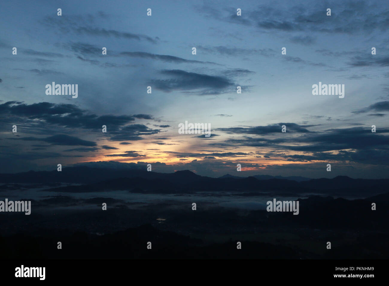 Vue sur la célèbre nuage bas niveau à Toraja Utara, vu de de'Tombi, Sulawesi, Indonésie Banque D'Images