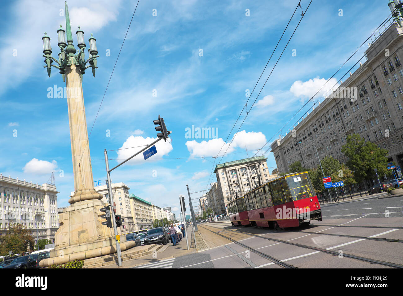 Pologne Varsovie un tram passe par Plac Konstytucji connu comme la place de la Constitution Banque D'Images