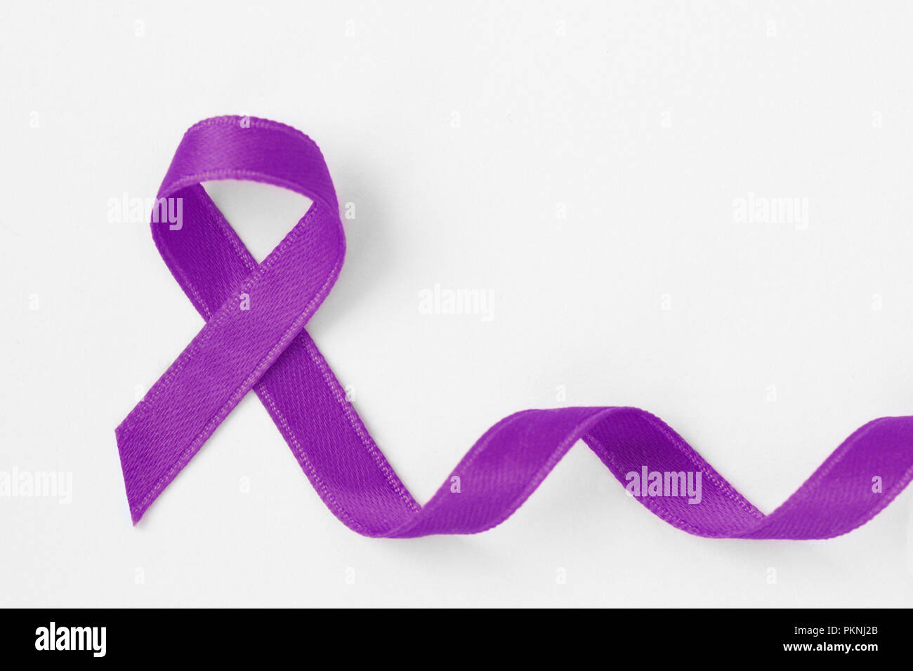 Ruban violet sur fond blanc - Concept de la violence domestique ; sensibilisation à la maladie d'Alzheimer, cancer du pancréas, sensibilisation à l'épilepsie et la maladie de Hodgkin L Banque D'Images