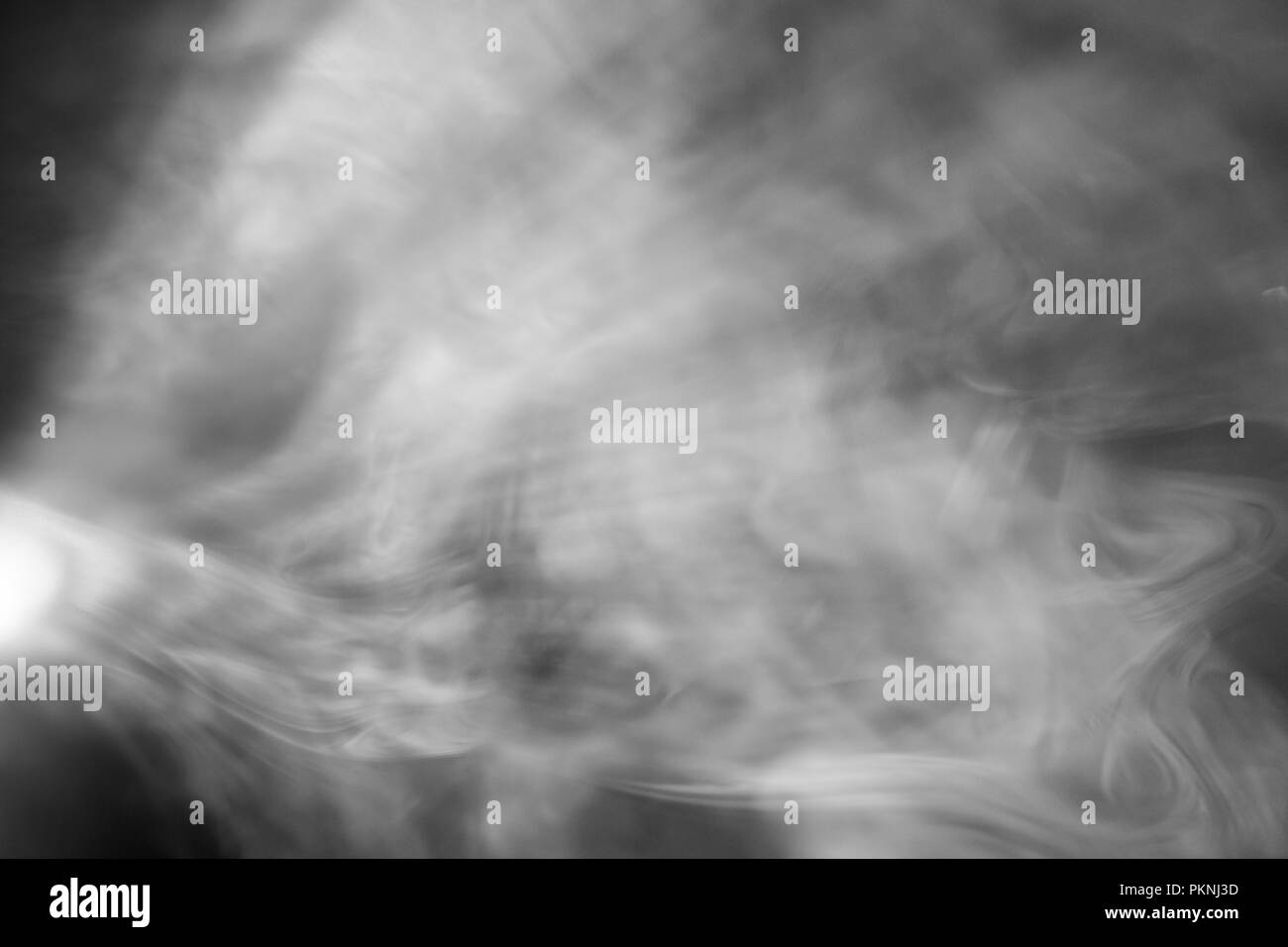 Belle couleur noir et blanc à grand angle de faisceau lumineux avec projecteur pour film et cinéma la nuit . La texture fumée vedette . dépistage de multimedia Banque D'Images