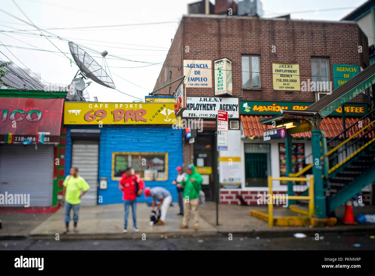Chaque jour, tôt le matin, d'Amérique latine les journaliers se rassemblent dans certaines zones de Jackson Heights en attente d'être embaucher pour une journée. Banque D'Images