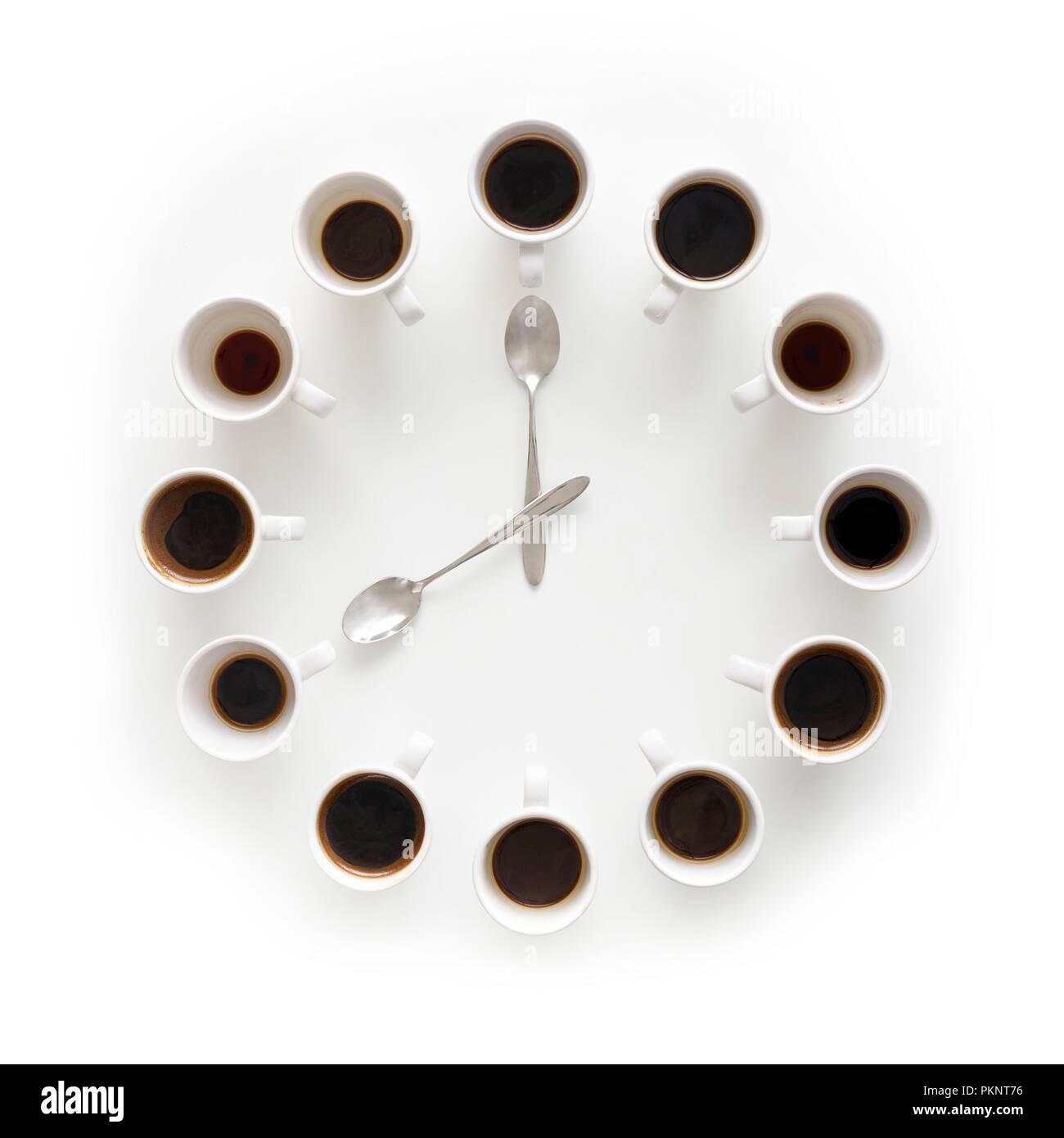 Tasses de café la forme d'une horloge. Banque D'Images