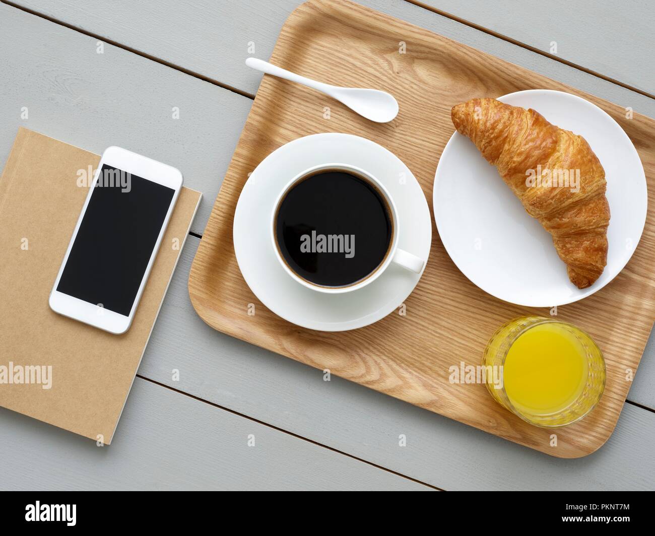 Plateau de petit-déjeuner et smartphone. Banque D'Images